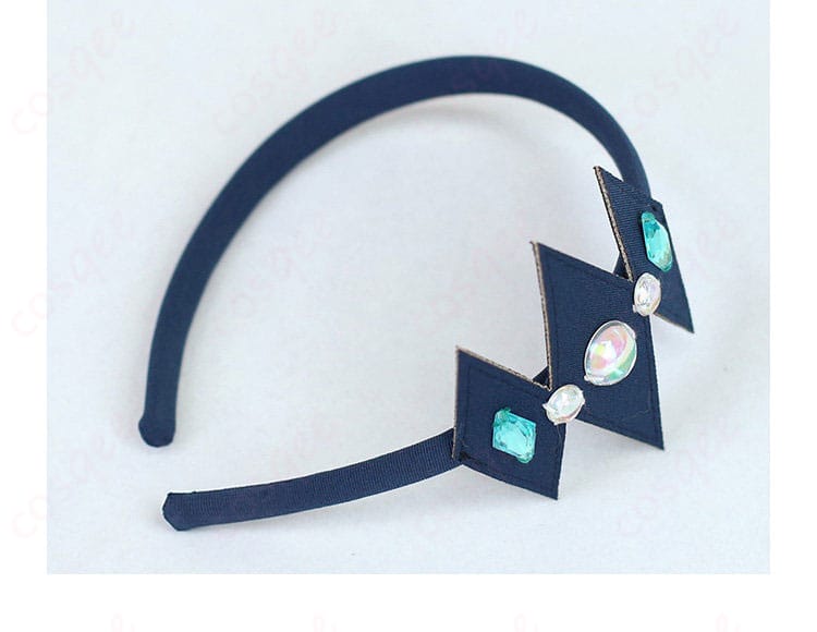 カチューシャの装飾ディテール。頭部にフィットするカーブ形状