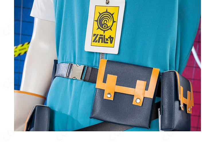 ウエストポーチ周りのディテール（開閉部と固定ベルト）