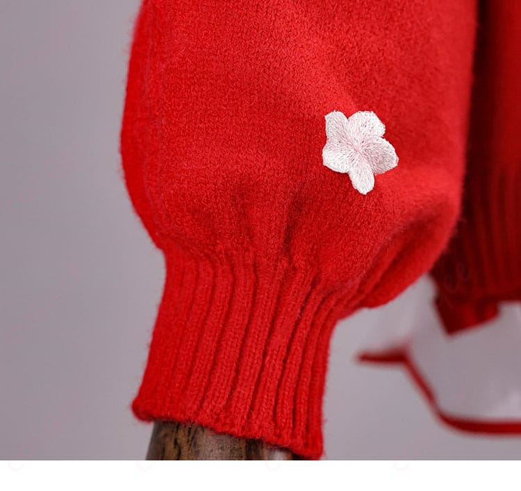 袖口装飾のアップ(カフスの形状と配色)