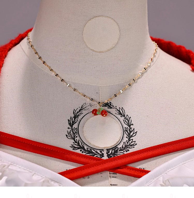 ネックレスと襟元装飾のアップ(赤×白のコントラスト)