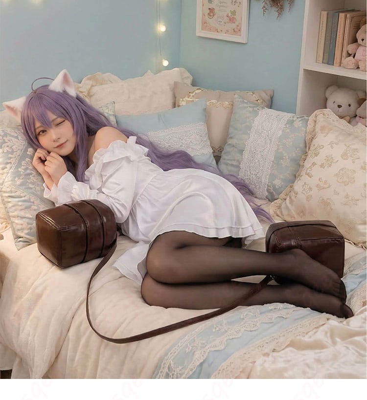 モデル着用：ブラウンダスト2 ルー 白い猫コスプレ衣装の寝転びポーズ参考ショット