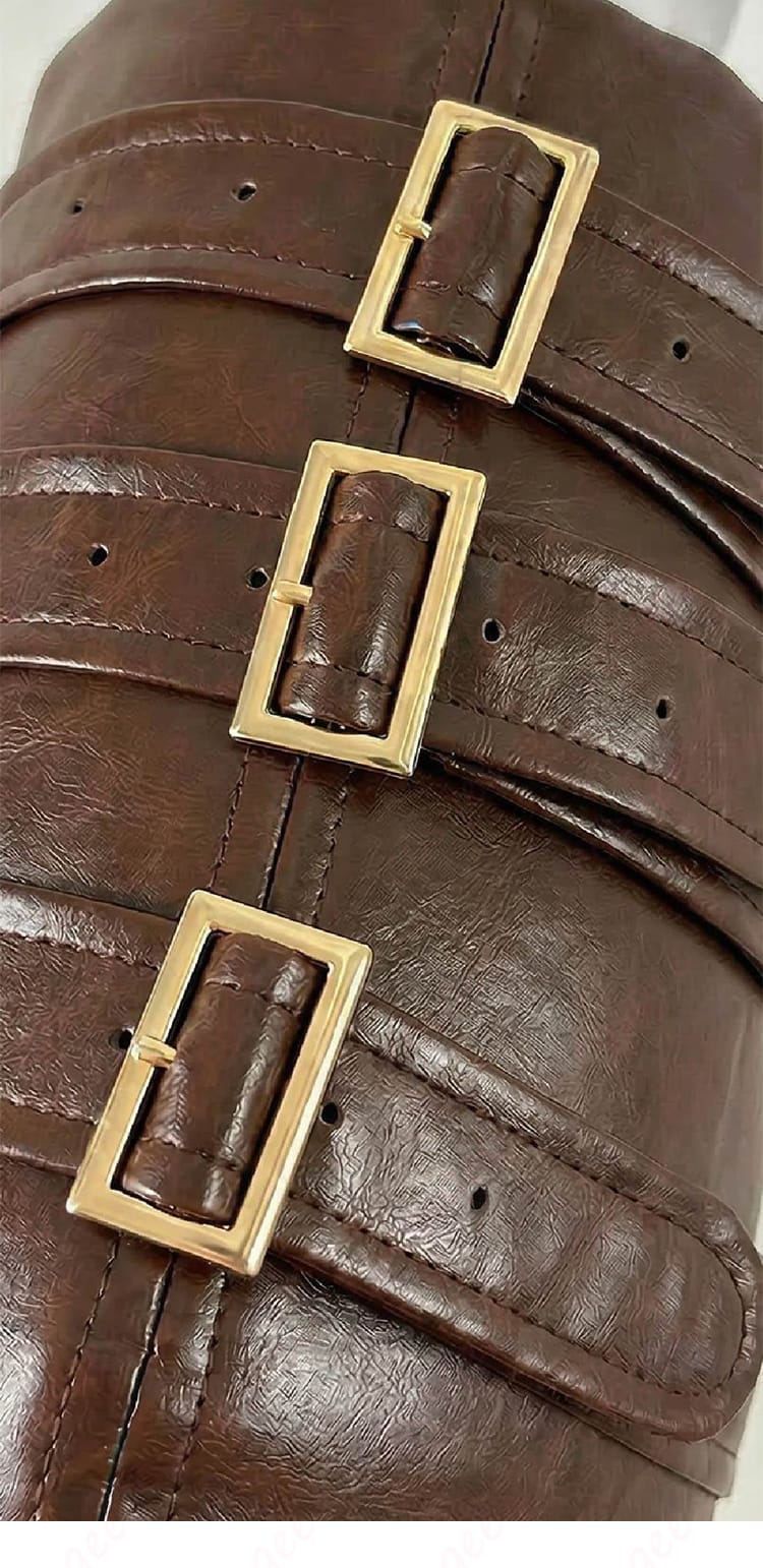 リボン系の結び装飾ディテール画像（白い猫コスプレ衣装のフロント装飾）