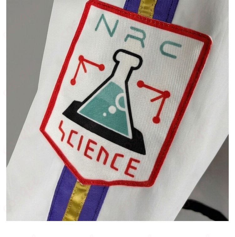 袖のエンブレム・徽章装飾のアップ(発色と質感)