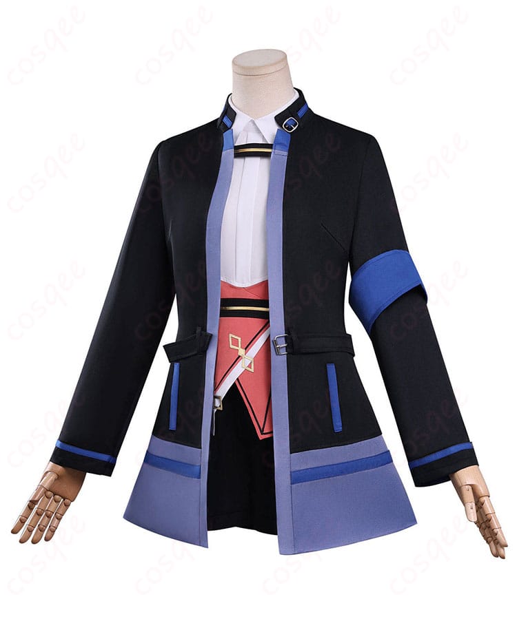 キャロライン衣装の側面シルエット。ハリ感のあるコートラインとショートパンツの丈感が分かる角度