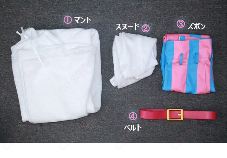 セット内容一式の平置き画像。マント、スヌード、ズボン、ベルトの4点が揃う構成。
