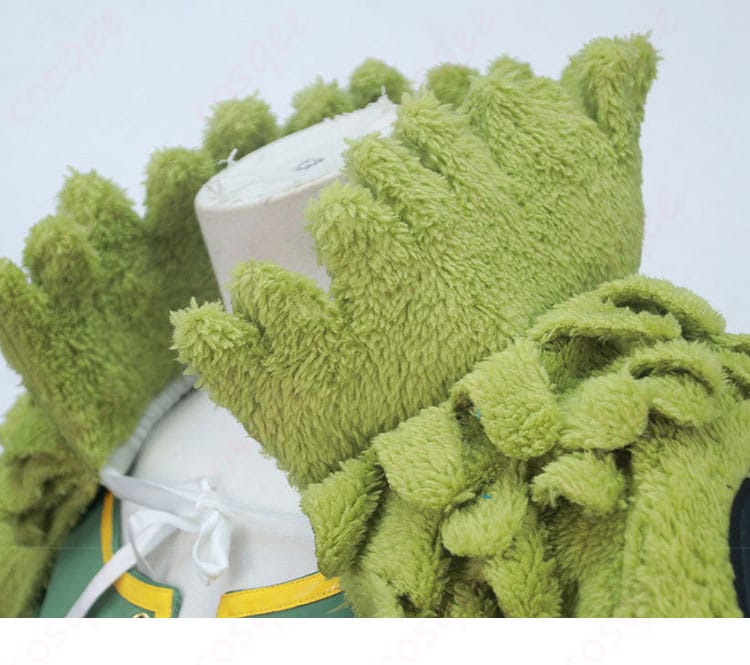 衣襟の装飾パーツとステッチの詳細