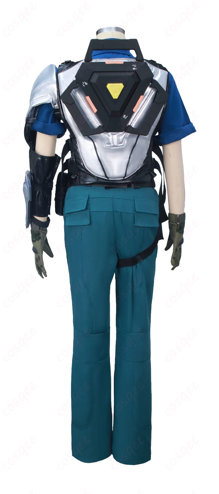 背面の装飾と装備配置ディテール（ベルト取り回し）