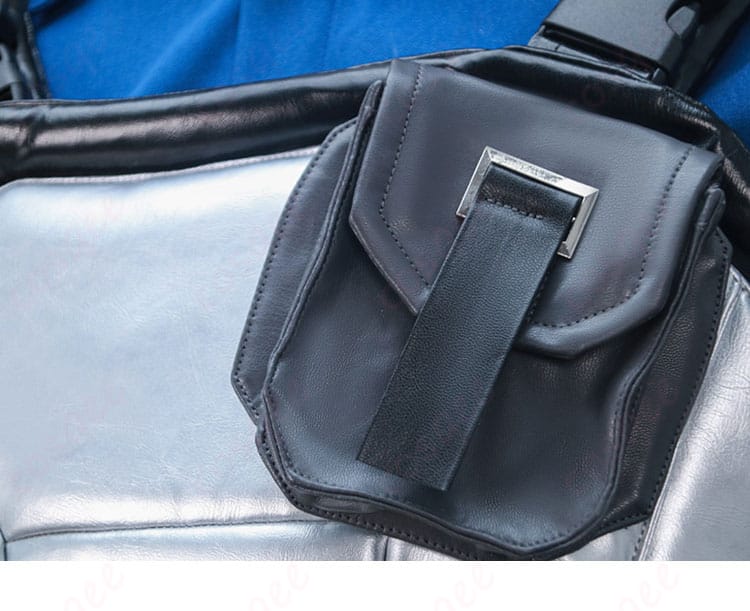 胸飾りのディテール（意匠パーツの質感と配置）