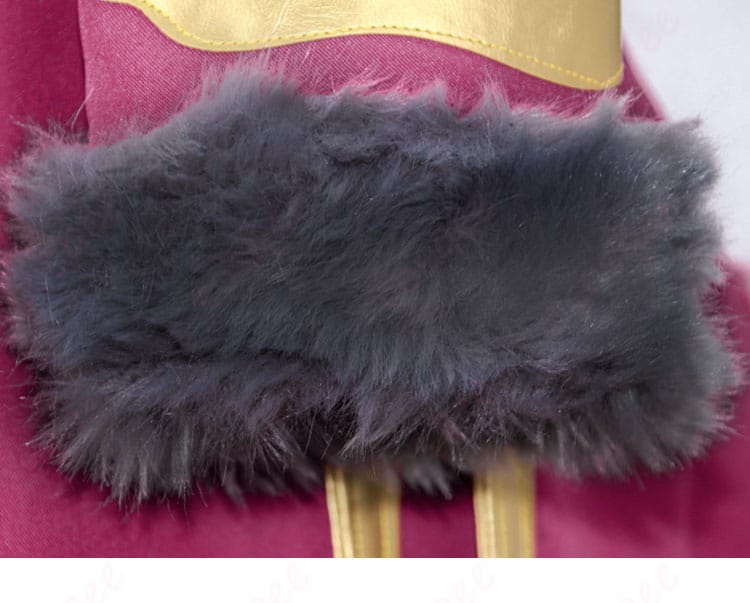 袖口装飾の接写。カフの形状、装飾ライン、ボタン意匠を確認可能。