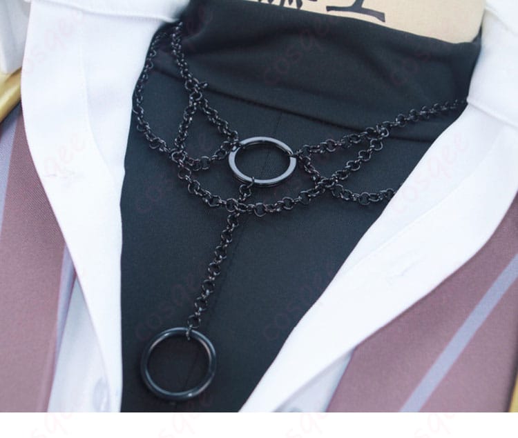 首元アクセ（ネックレス・チョーカー）ディテール。中心装飾の質感と留め位置を確認できる。