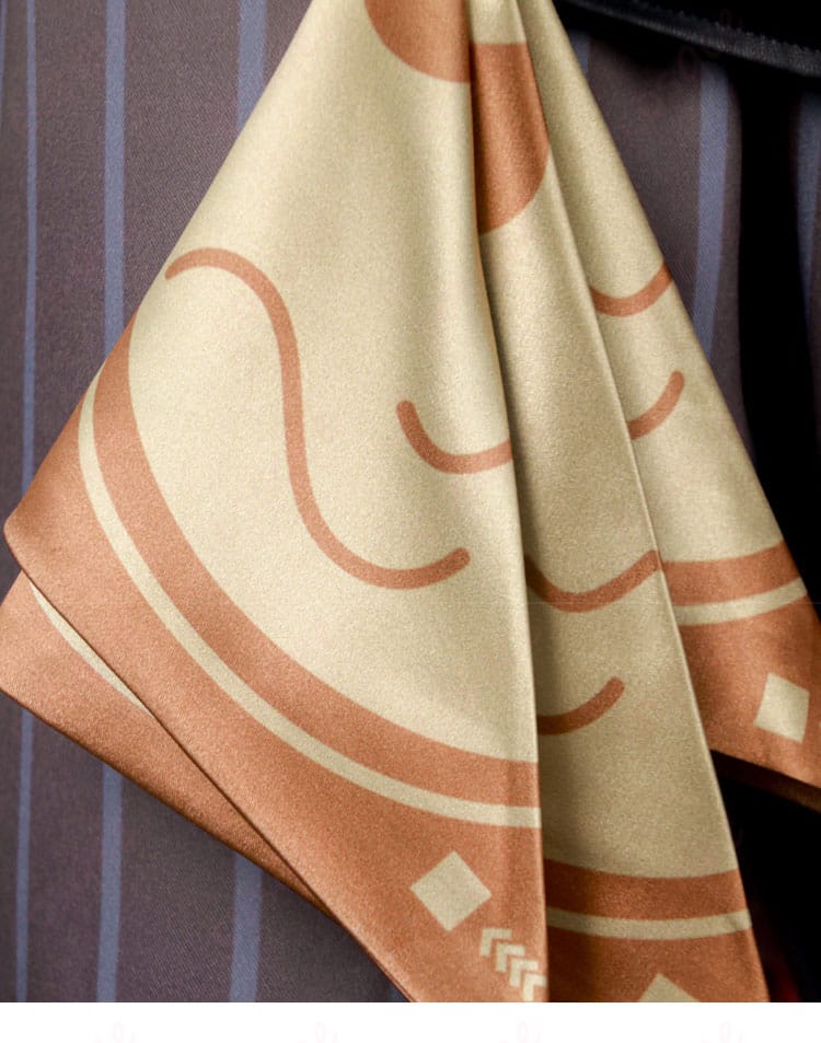 腰周りの吊り下げアクセディテール。チェーンやチャームのレイアウトが分かる。