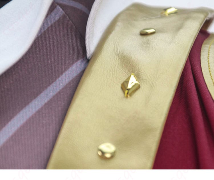 シャツ襟元装飾のクローズアップ。襟の形状と飾りパーツの配置が分かる。