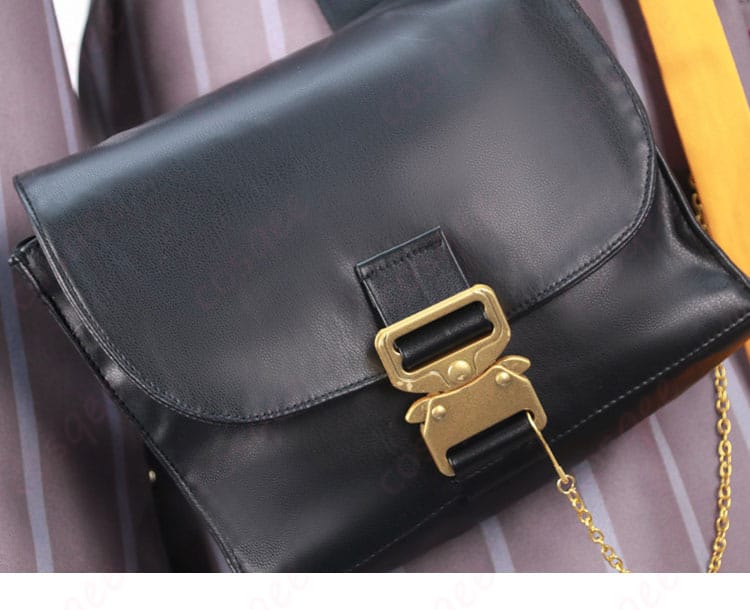 右腰のウエストポーチ装飾ディテール。ポーチ蓋と金具の意匠を近接で。