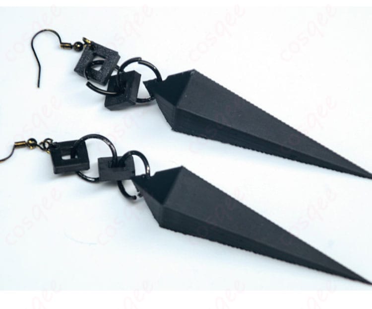 耳飾りディテール。金具の形状と配色、装着ポイントが分かる接写。