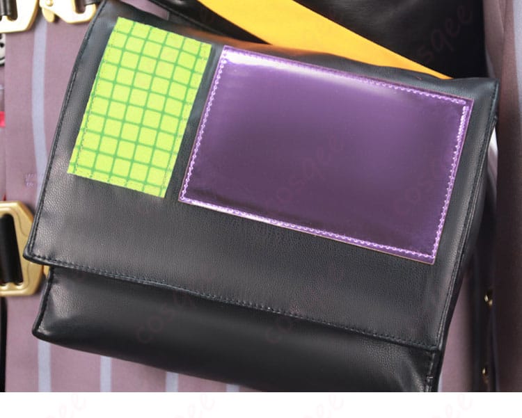 左腰のウエストポーチ装飾ディテール。サイズ感とベルト固定部の構造。