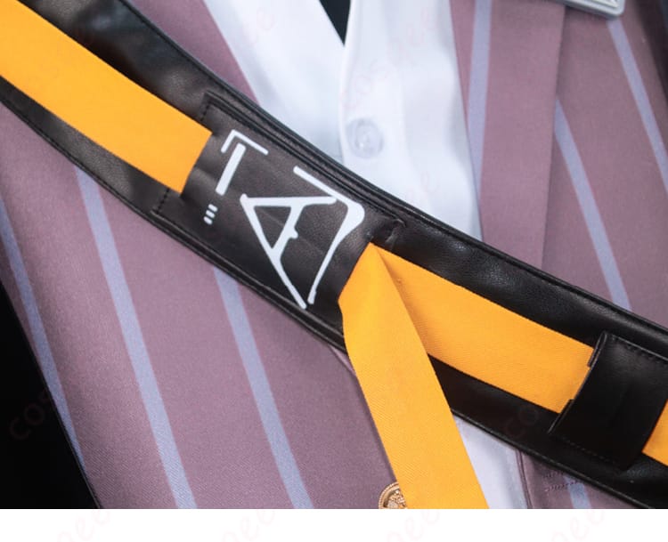 斜めストラップ装飾のディテール。胸部から腰への取り回しと留め具構造を示す。