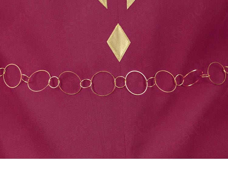コート背面装飾のクローズアップ。マント重なりと背面意匠の配置が明確。