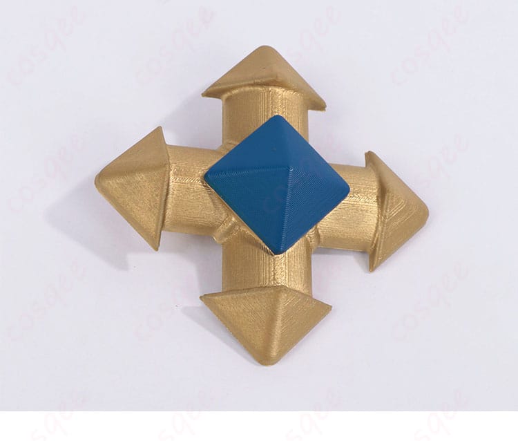 胸飾りのモチーフと固定スナップのクローズアップ