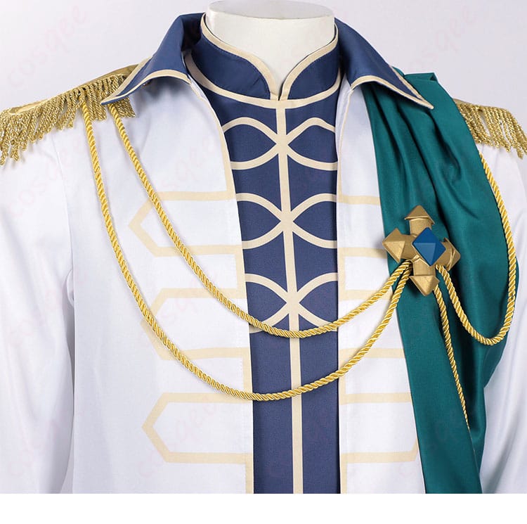 コートの襟元装飾とネックラインの縫製アップ