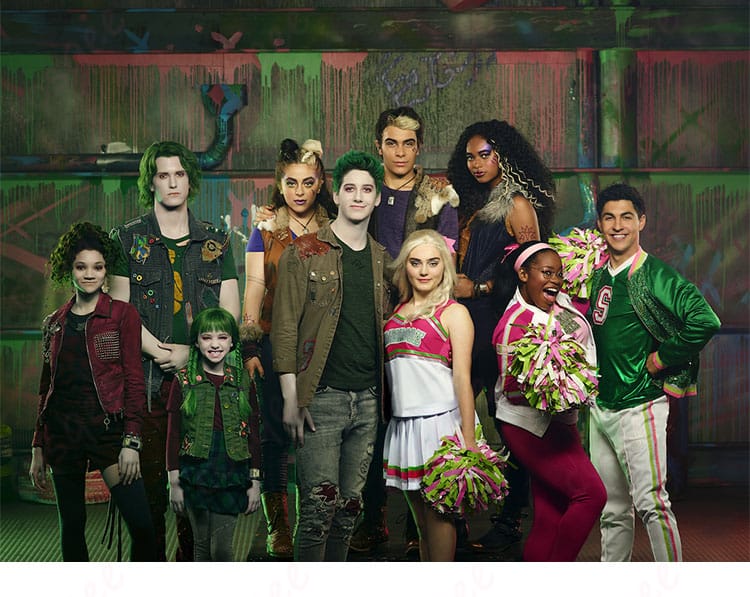 アディソン・ウェルズのチアリーダー衣装一式を着用したモデルの全身イメージ。爽やかで可愛いテイストときれいなシルエットが伝わるカット。