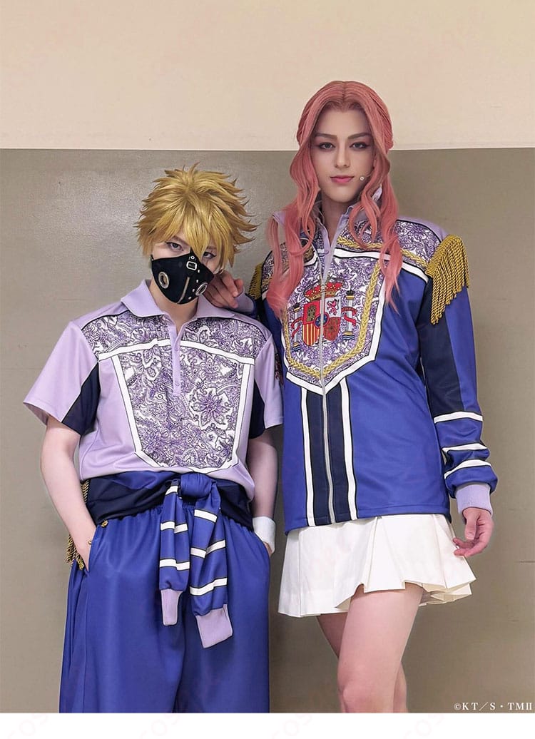 コート・シャツ・ショートパンツ着用の正面スタイルとフィット感の詳細