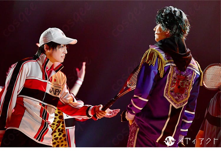 舞台衣装コートの背面シルエットとライン配置の詳細