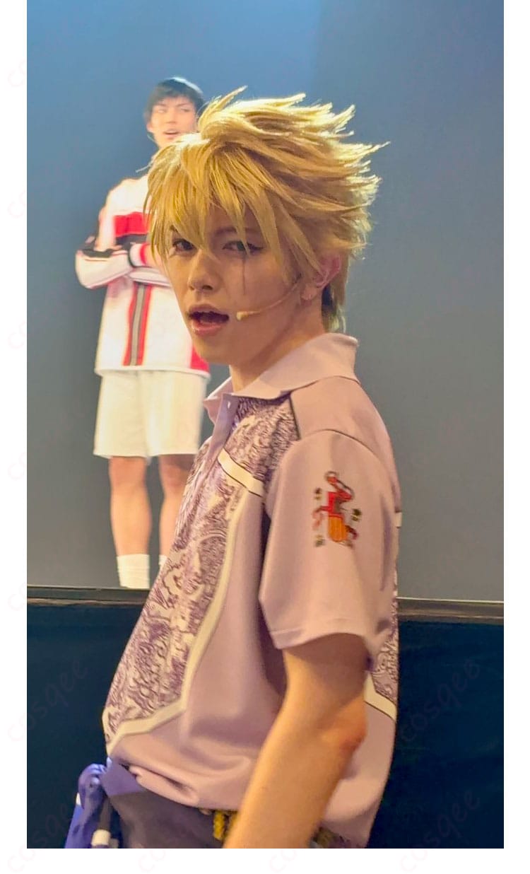 舞台衣装の袖口装飾とパイピングのディテール接写