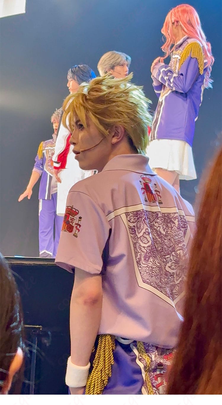 肩から袖にかけての装飾ラインと縫製ステッチのクローズアップ