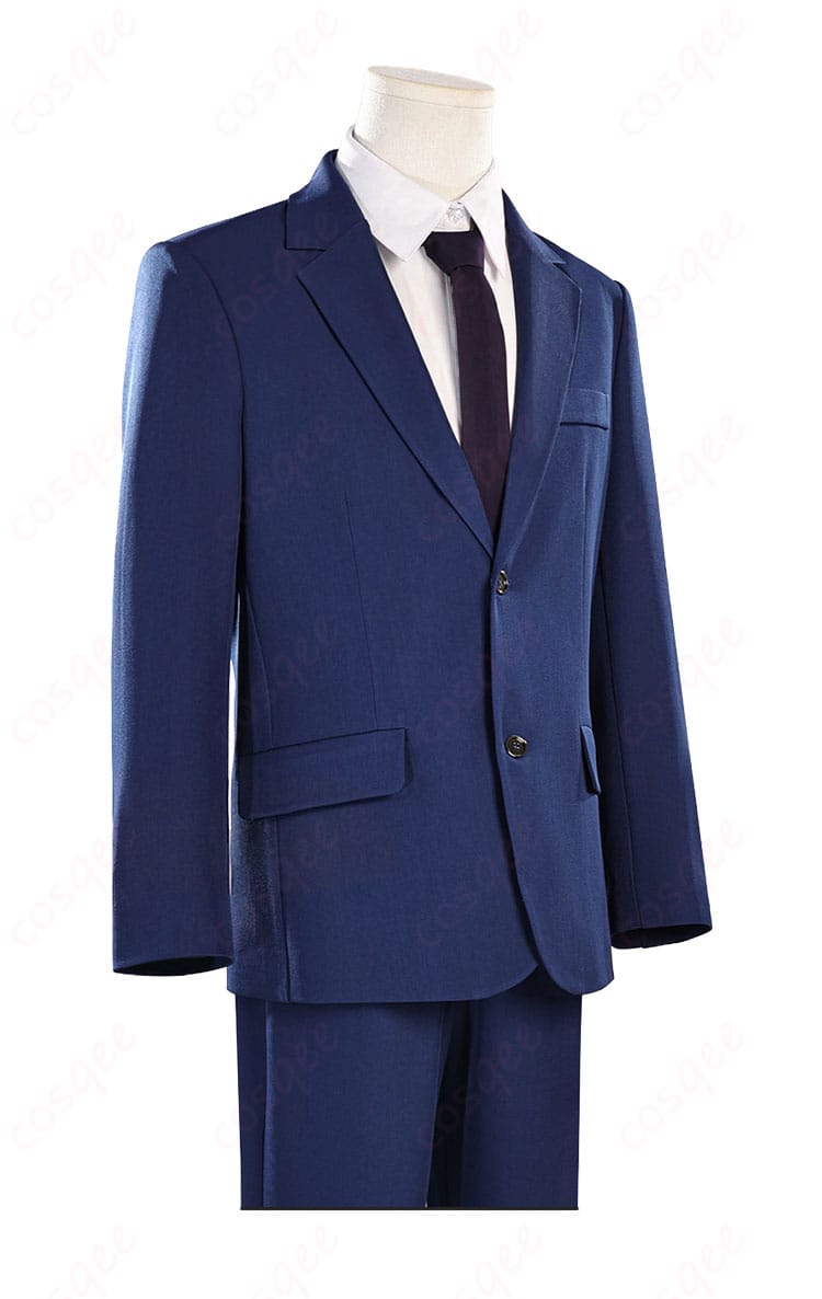 二藤宏嵩 スーツ衣装の側面。肩線とパンツのセンタープレスで端正なラインを強調。