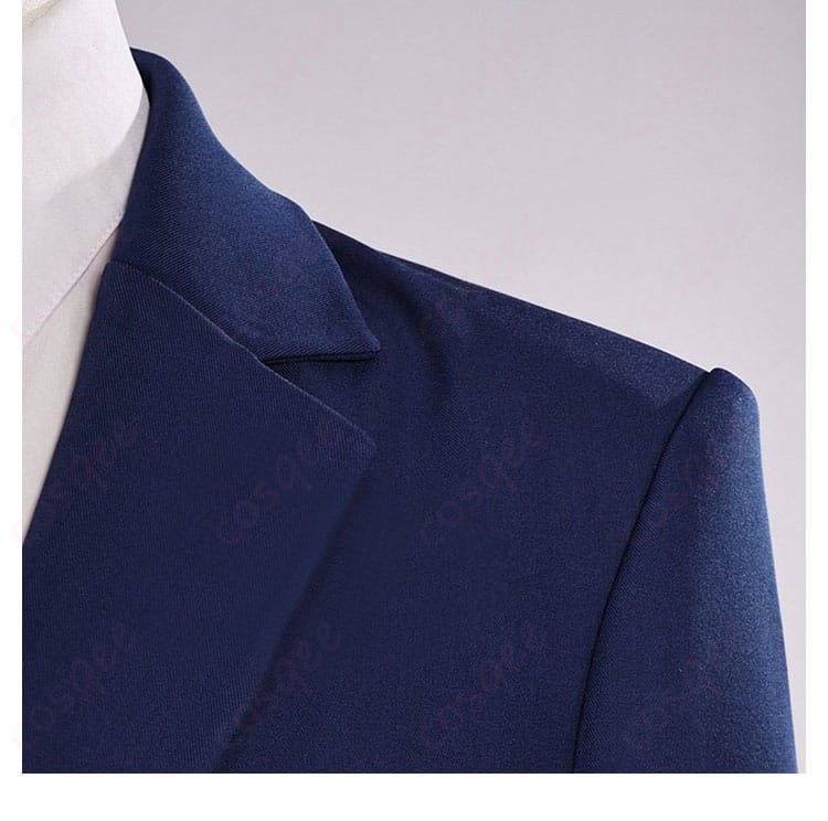 二藤宏嵩 スーツ衣装の肩ディテール。肩幅設定と縫い目の仕上がりでスマートな印象に。