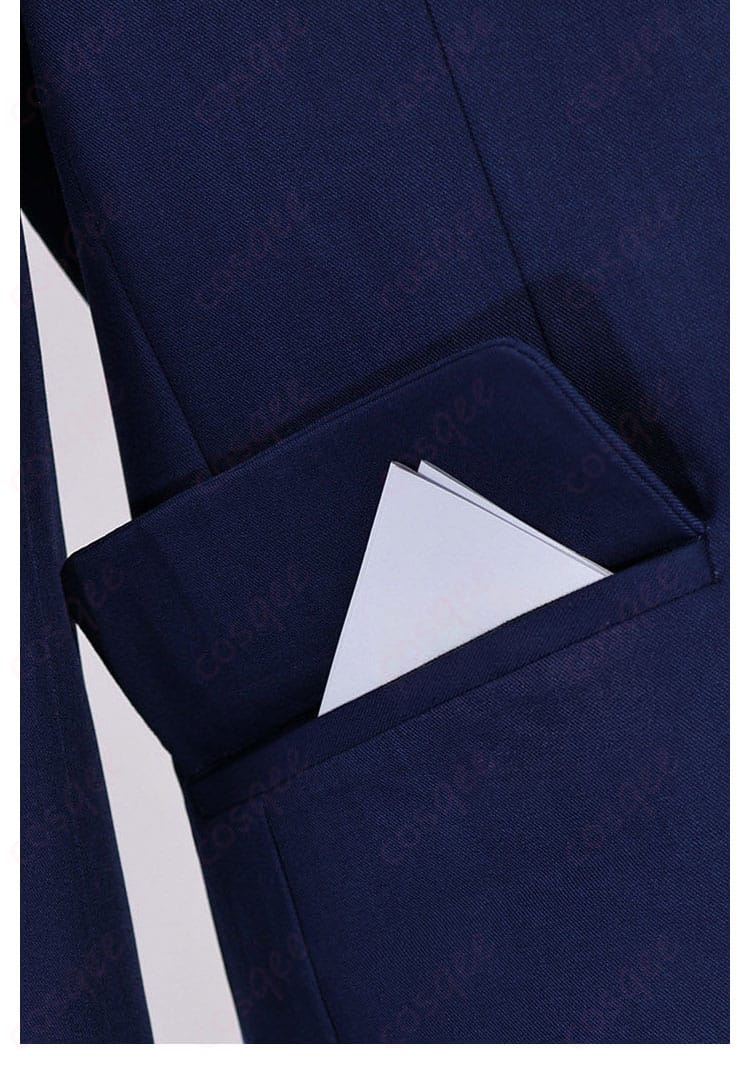 二藤宏嵩 スーツ衣装のコートポケット。フラップ形状と縁取りの仕立てが見える近接ショット。