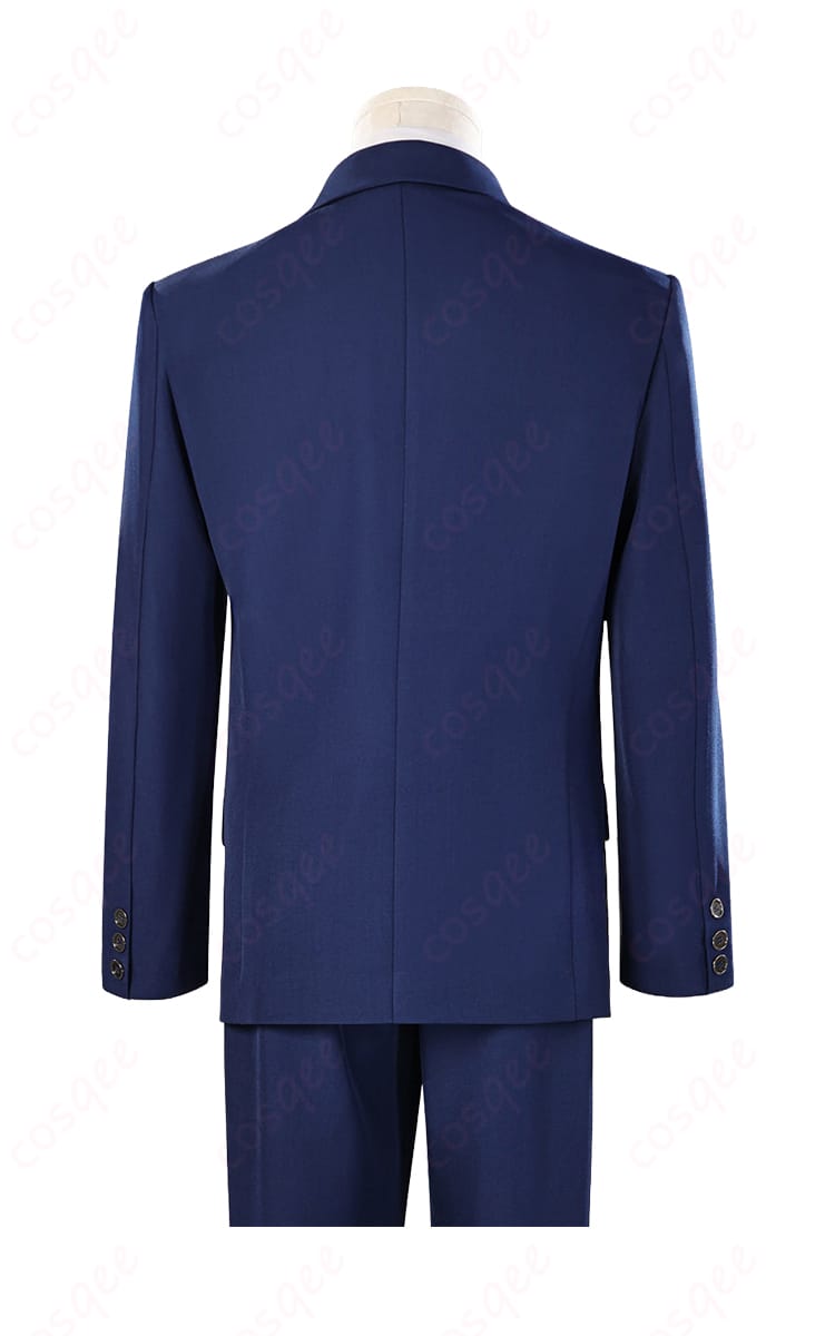 二藤宏嵩 スーツ衣装の背面。背中のシームと裾の落ち感、シルエットのまとまりを確認。