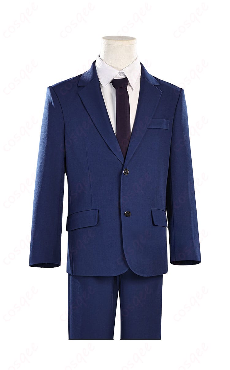 二藤宏嵩 スーツ衣装の正面全体。コートのシルエットとシャツ・ネクタイの配色が分かる構図。