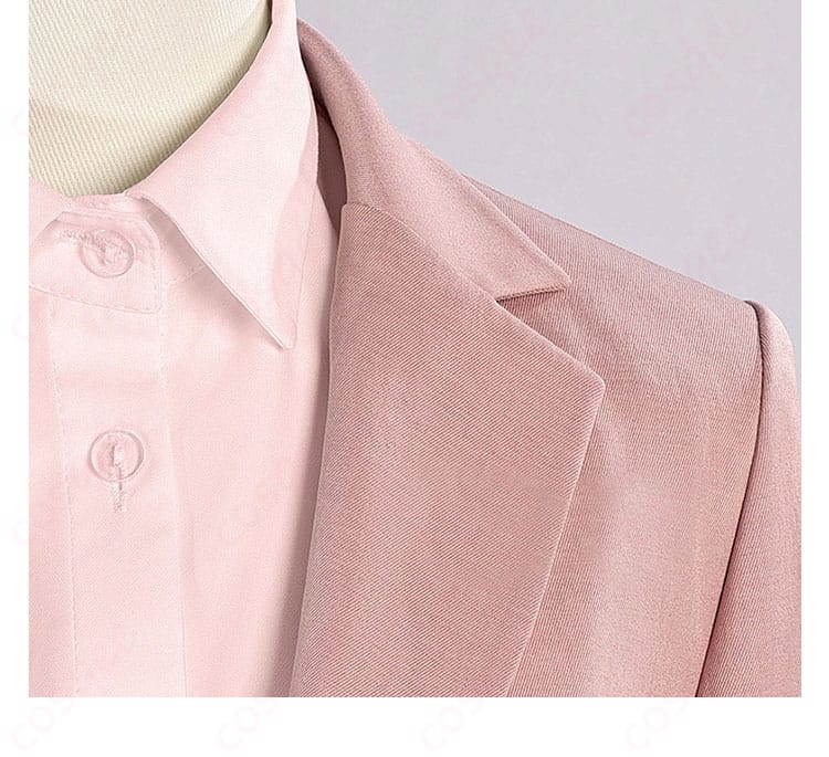 ジャケットの襟周りディテール。ラペルの形状と縫い目の整いによる上品見えを強調。