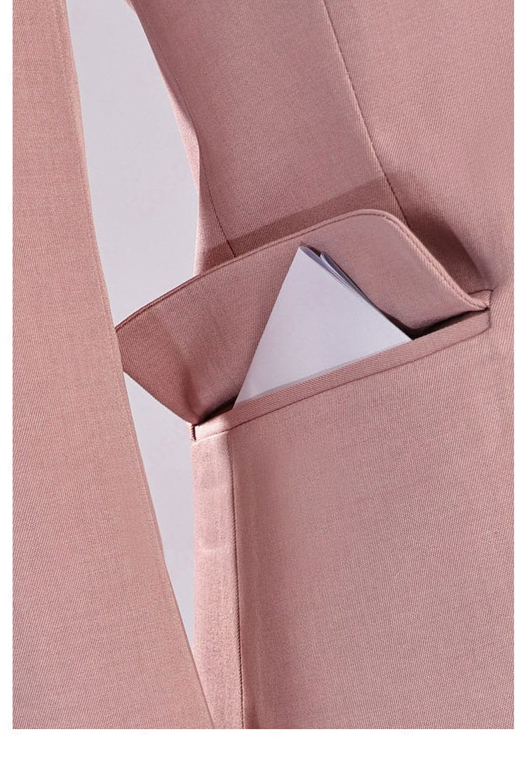 ジャケットのポケット周辺ディテール。フラップとステッチで“きちんと感”を演出。