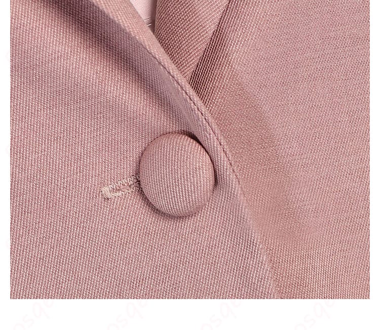 前立てとボタンの意匠ディテール。撮影時にも映える落ち着いた質感と留めやすさ。