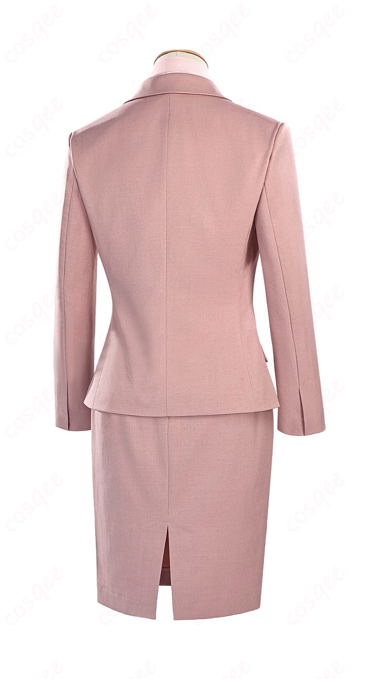 桃瀬成海 ピンクスーツの背面。ジャケットの背中ラインとスカートの落ち感が分かる後ろ姿。