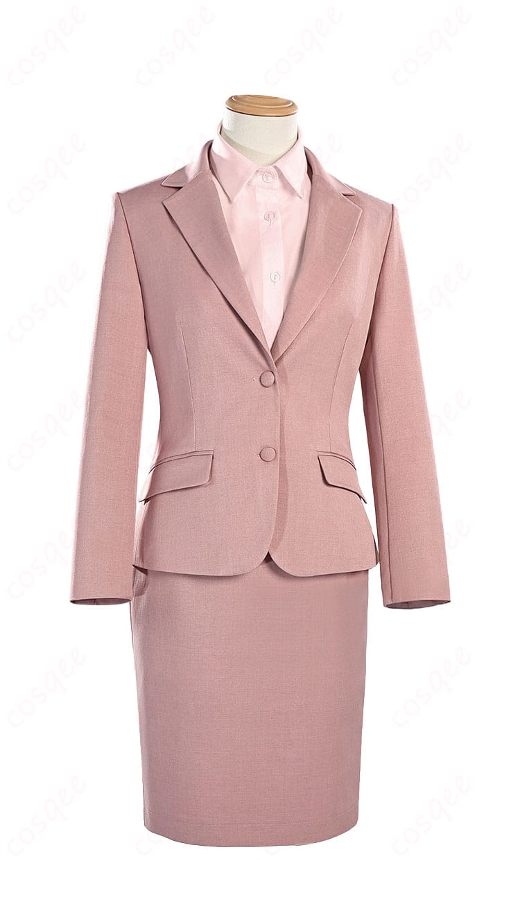 桃瀬成海 ピンクスーツ コスプレ衣装の正面全体。ハリ感のある美シルエットと上品な色味が分かる構図。