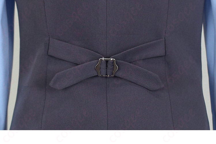 ベスト背面のベルト風装飾とライン切替