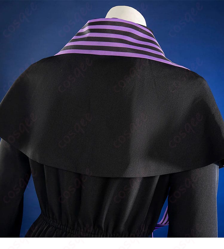 背面装飾のクローズアップ。肩掛けの取り回しと背中心の仕立て