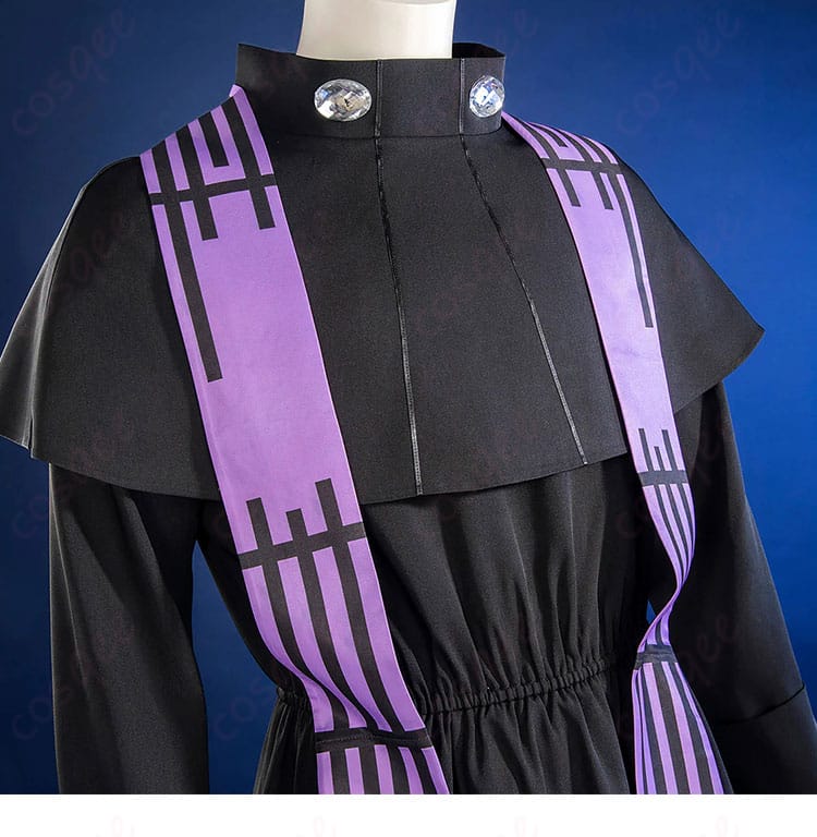 上着前身頃の装飾ディテール。縁取りと意匠の質感を拡大表示