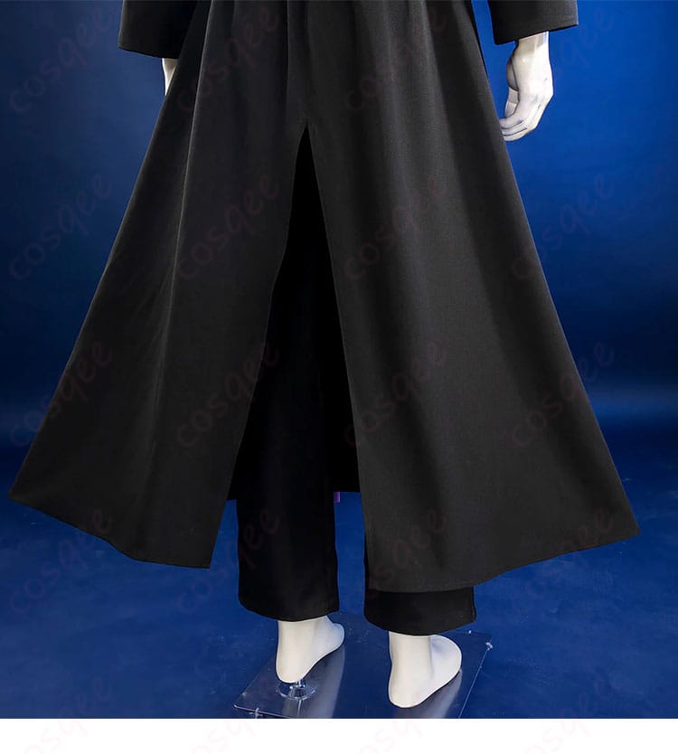 背面の斜めスリットディテール。動きに合わせた開きの表情を強調