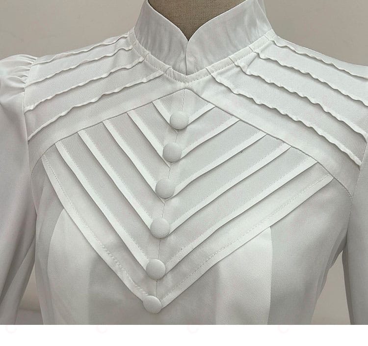 ボタン装飾ディテール：質感のあるボタンと配置バランスの近接