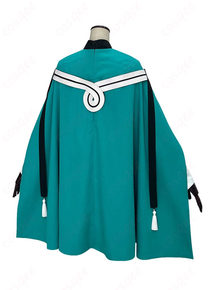 ココのコスプレ衣装 側面全体：帽子のシルエットと上着の立体感がわかる横向き