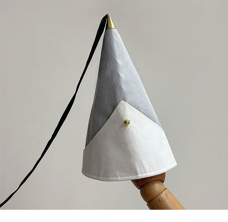 とんがり帽子の装飾ディテール。縁の形状と飾りの質感が分かるアップ