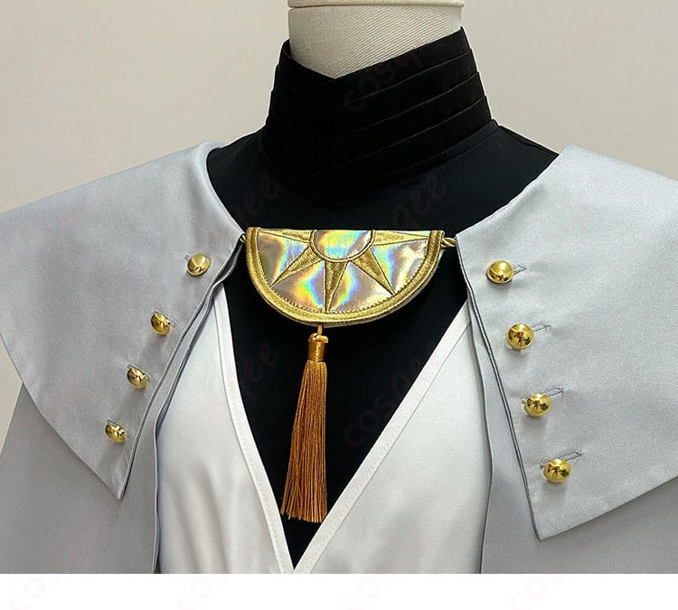 ワンピース前身頃と胸飾り・衣襟の装飾ディテールの近接写真