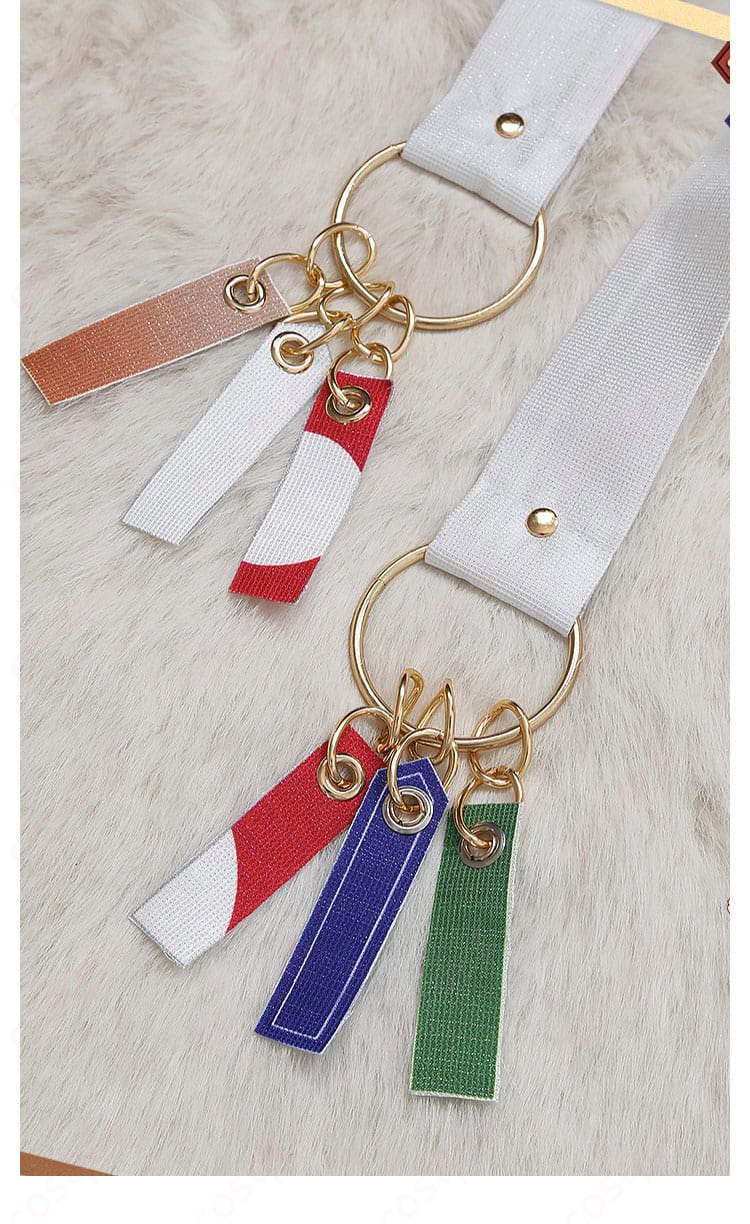 コートに付くチャームや金具などの掛け飾りディテール