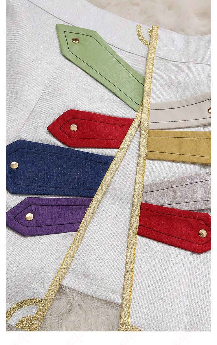 スカートの斜め装飾とヘムラインのディテール