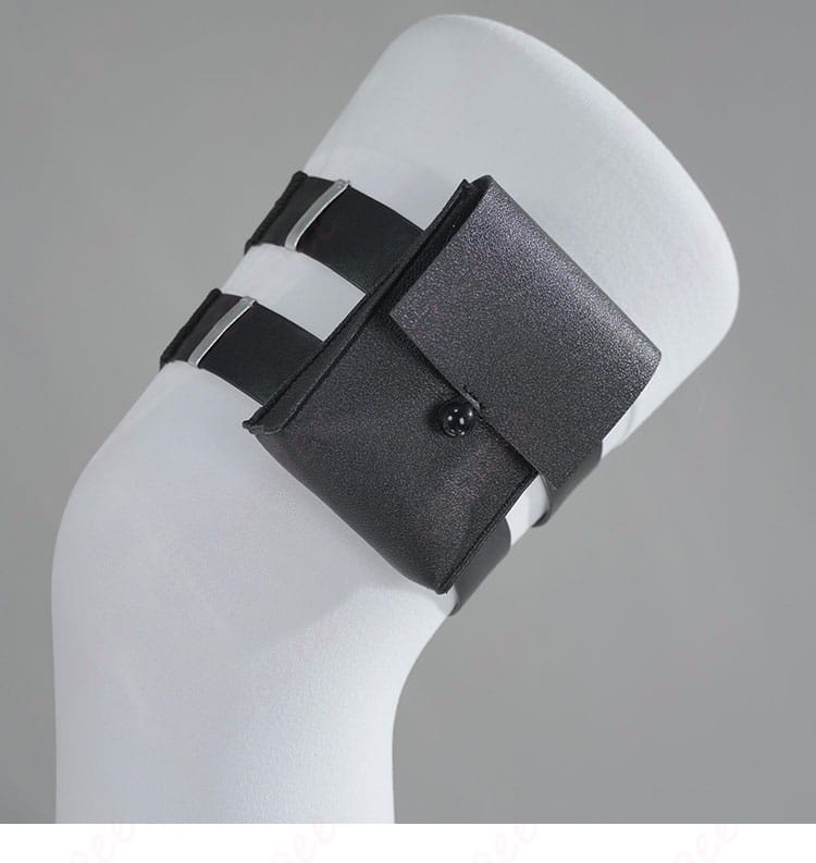 足元のレッグアクセサリー・ガーター風装飾のディテール