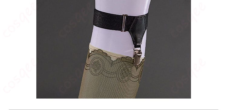 足元のソックスとガーターの接続部ディテール。安定感のある装着。